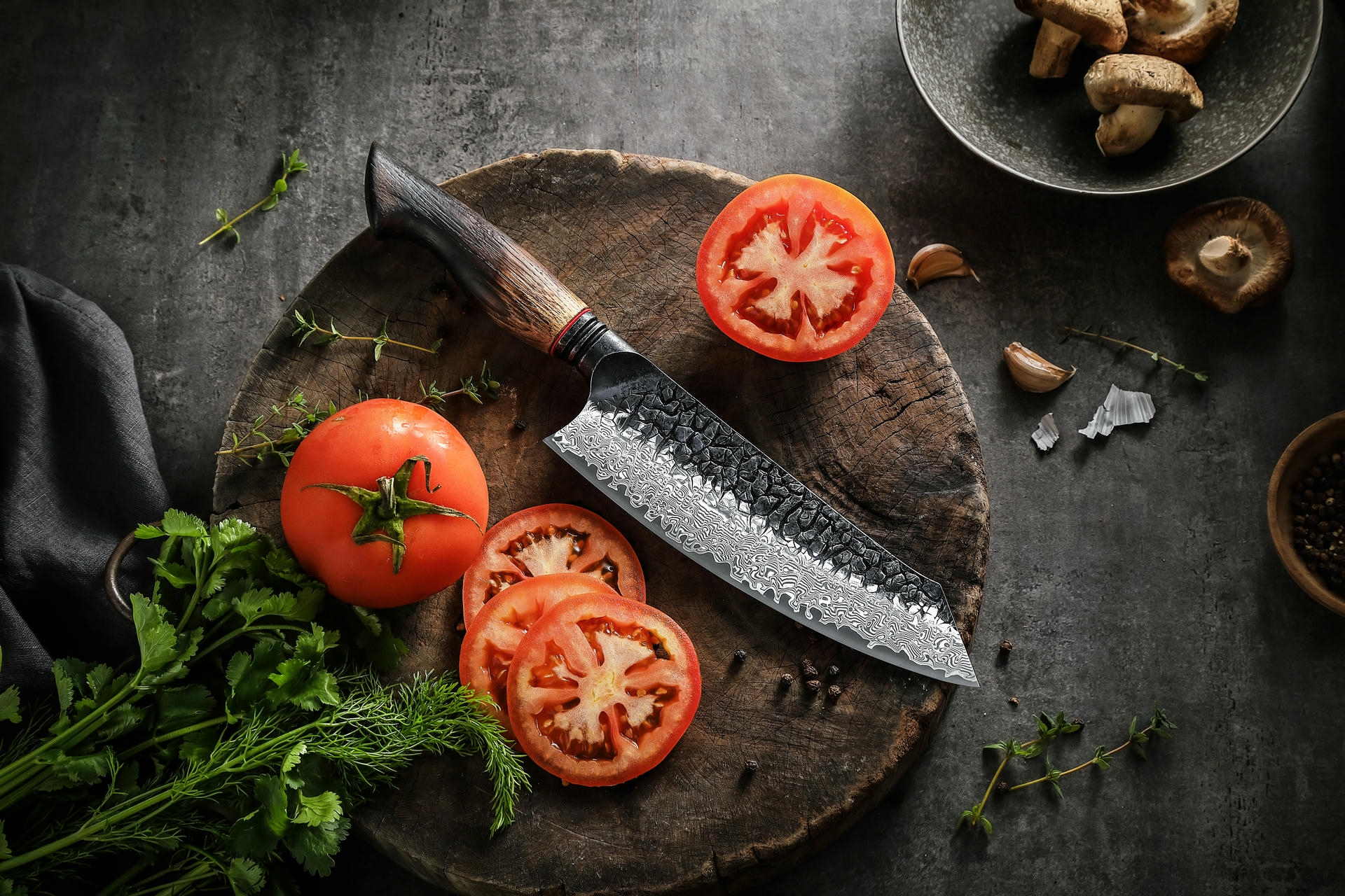 Nóż Santoku XinZuo Mo na desce do krojenia