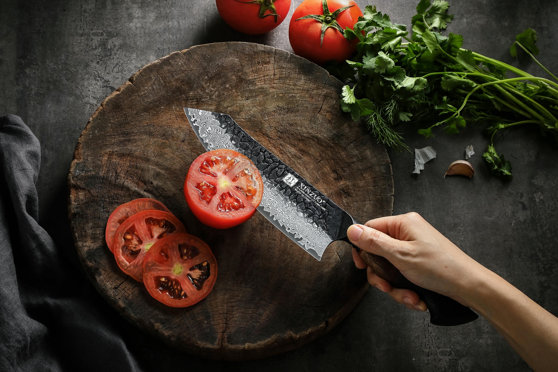 Nóż Santoku XinZuo Mo prezentacja krojenia nożem