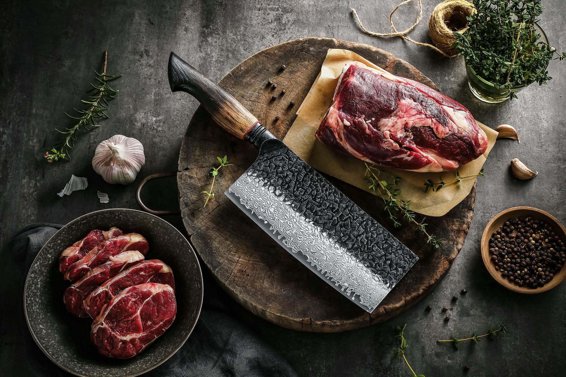 Uniwersalny chiński nóż TAO XinZuo Mo X06 na desce do krojenia