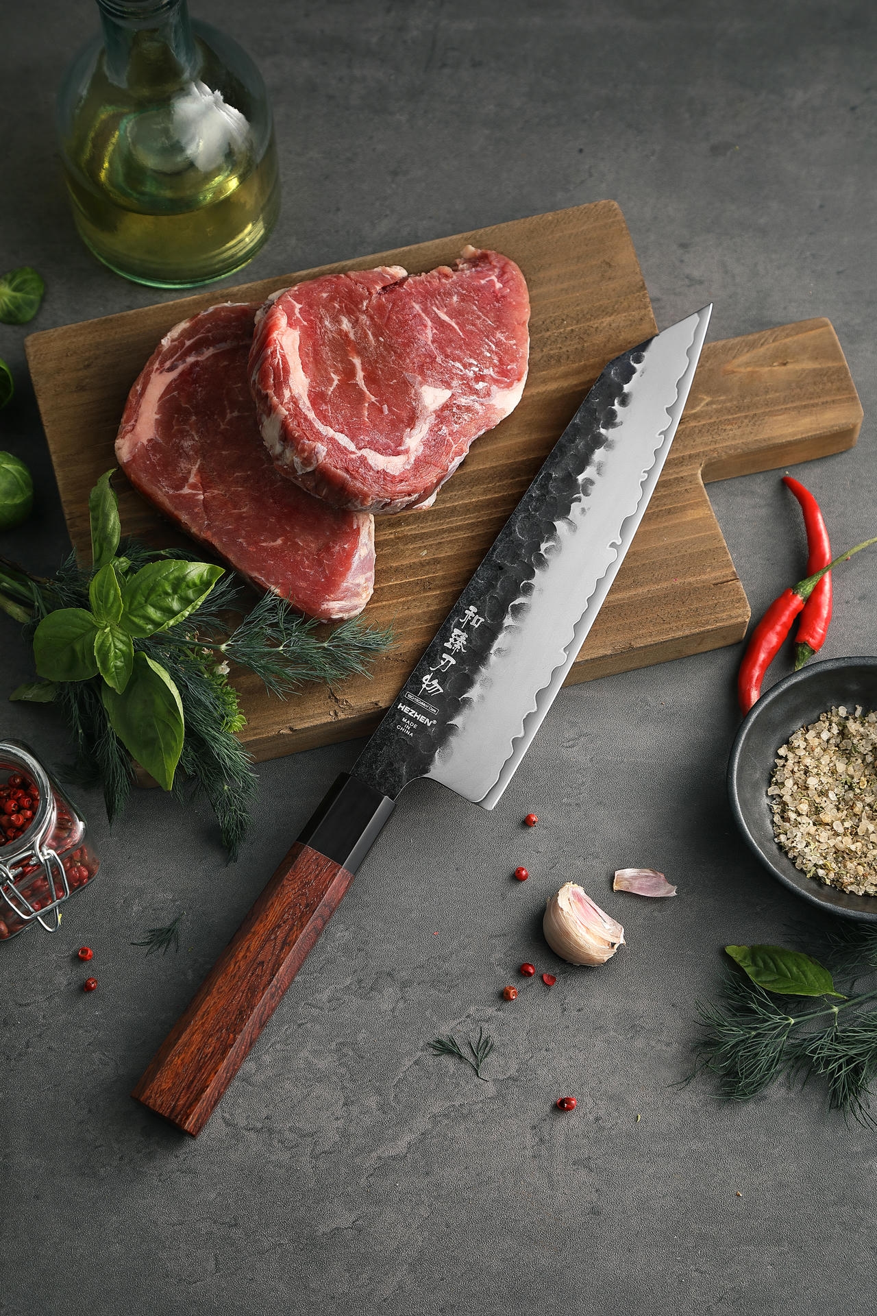 Wzornictwo rękojeści noża HEZHEN z serii PM8S zachowuje ten sam styl retro, który prezentuje ostrze