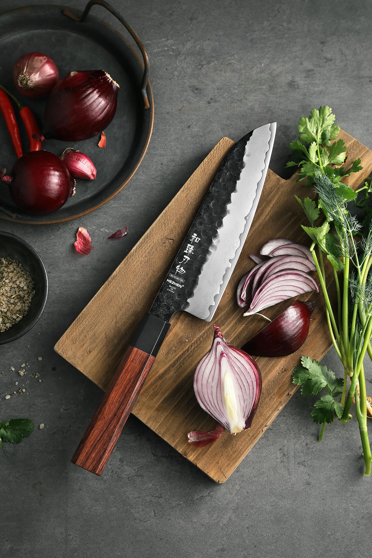 Rękojeść powstała z wysokiej jakości drewna Rosewood