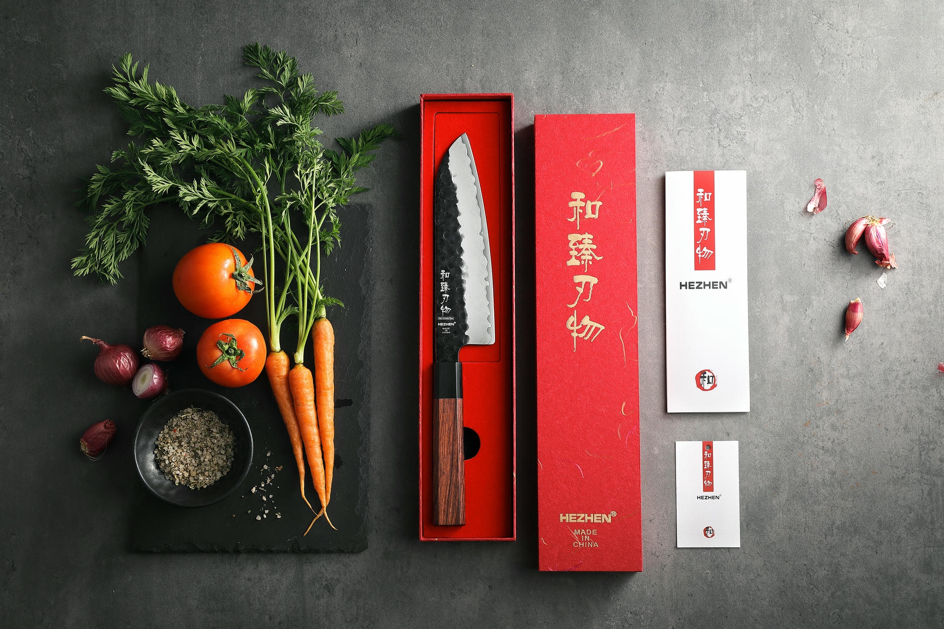 Nóż Santoku HEZHEN PM8S zapakowany jest w eleganckie, czerwone pudełko prezentowe