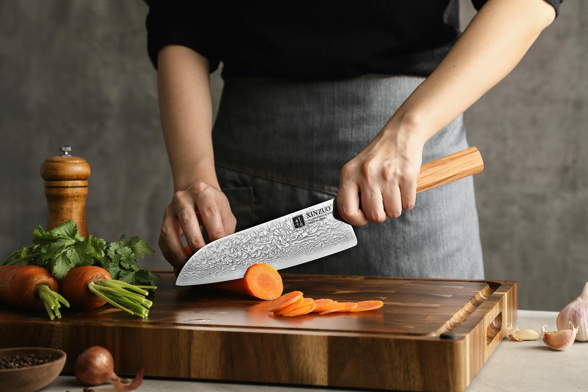 Nóż Santoku XinZuo PM8O prezentacja krojenia nożem