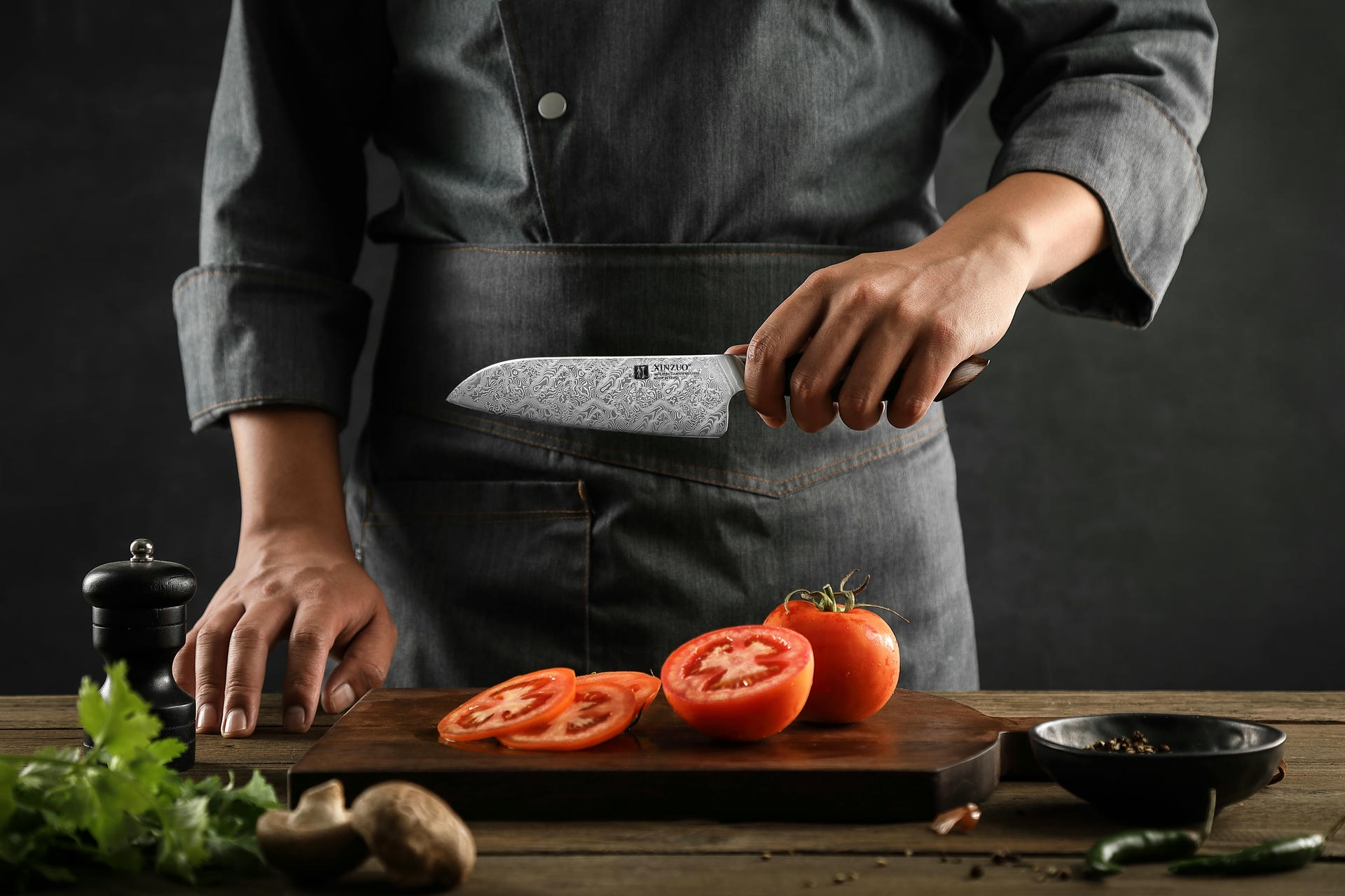 Nóż Santoku XinZuo Jiang B46D w ręce