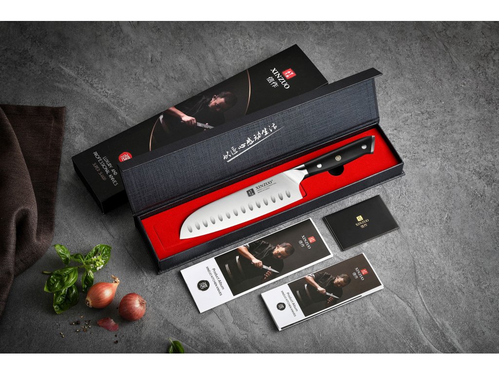 Nóż Santoku XinZuo Yu z serii B13S zapakowany jest w eleganckie opakowanie prezentowe