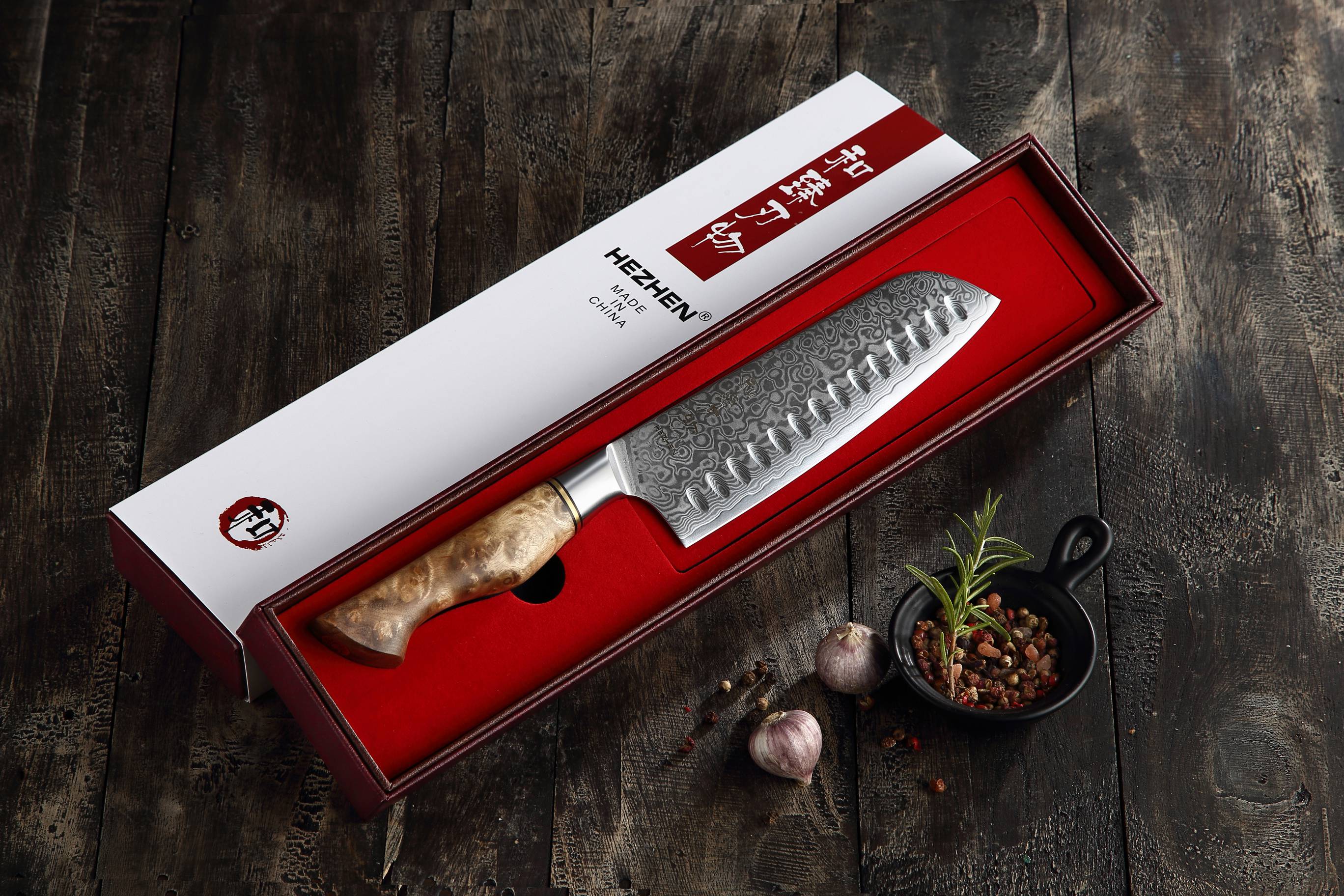 Nóż Santoku HEZHEN Master B30 zapakowany jest do eleganckiego pudełka prezentowego