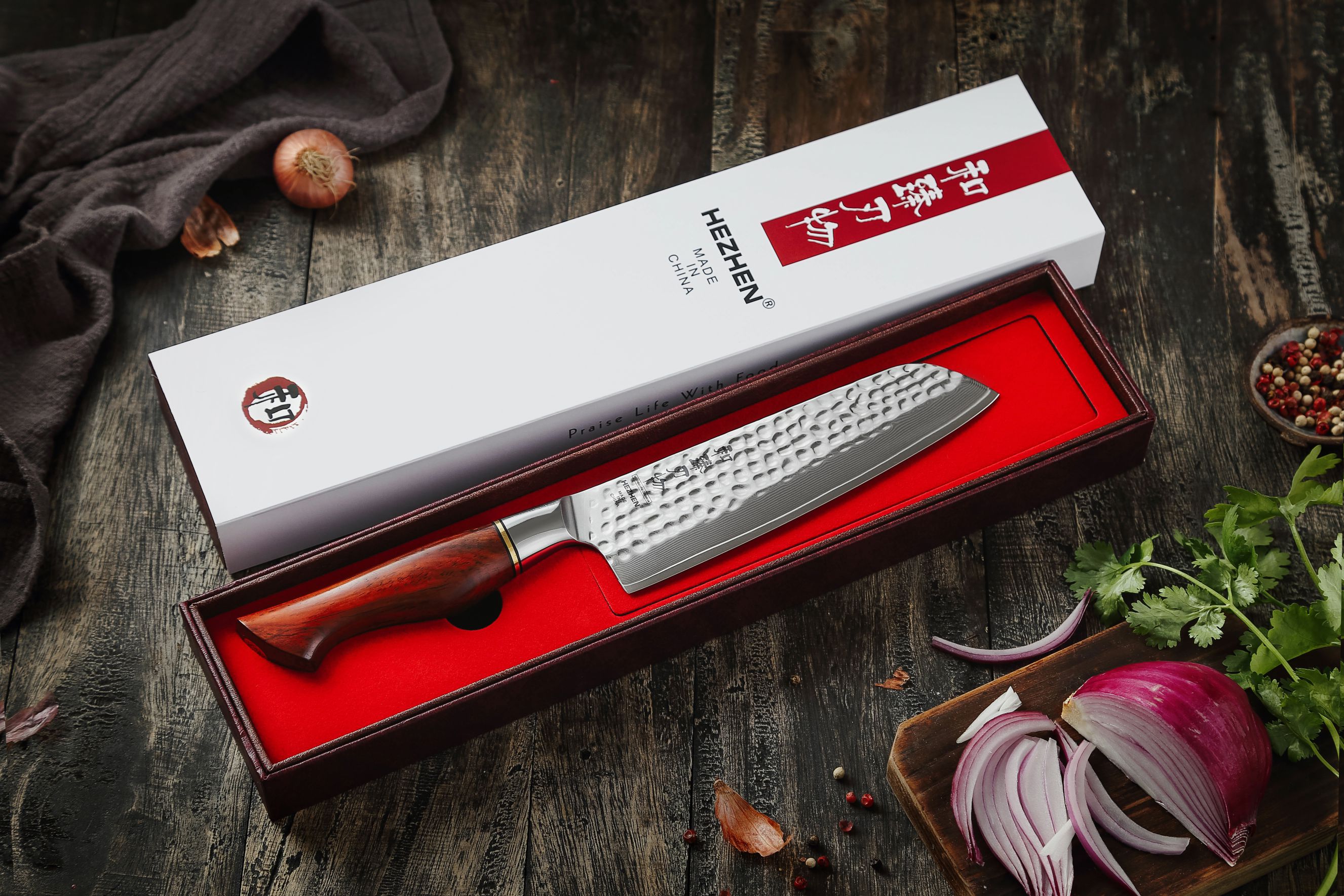 Nóż Santoku HEZHEN Master B30R zapakowany jest do eleganckiego pudełka prezentowego