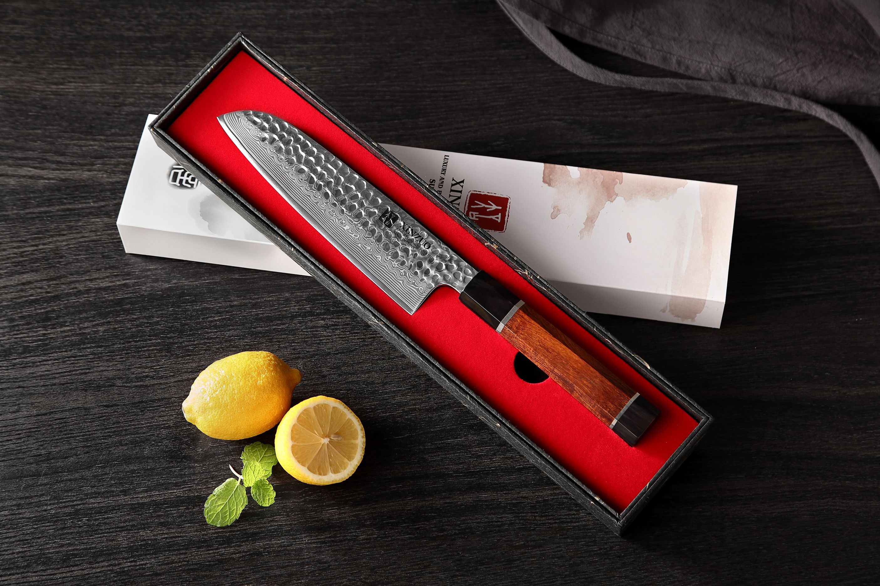 Nóż Santoku XinZuo Zhen z serii PM8 zapakowany jest w stylowe pudełko prezentowe