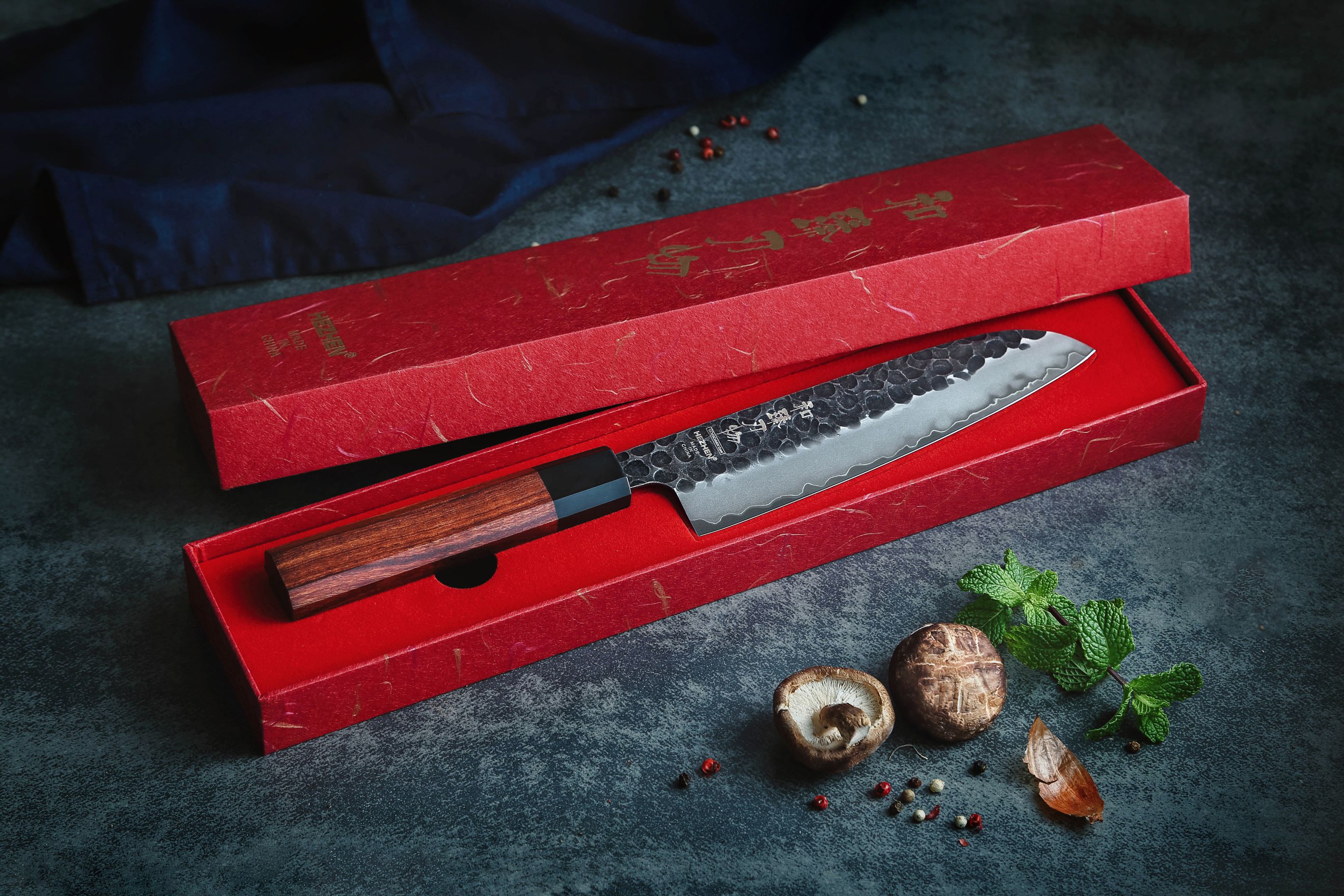 Nóż Santoku HEZHEN PM8S zapakowany jest w eleganckie, czerwone pudełko prezentowe