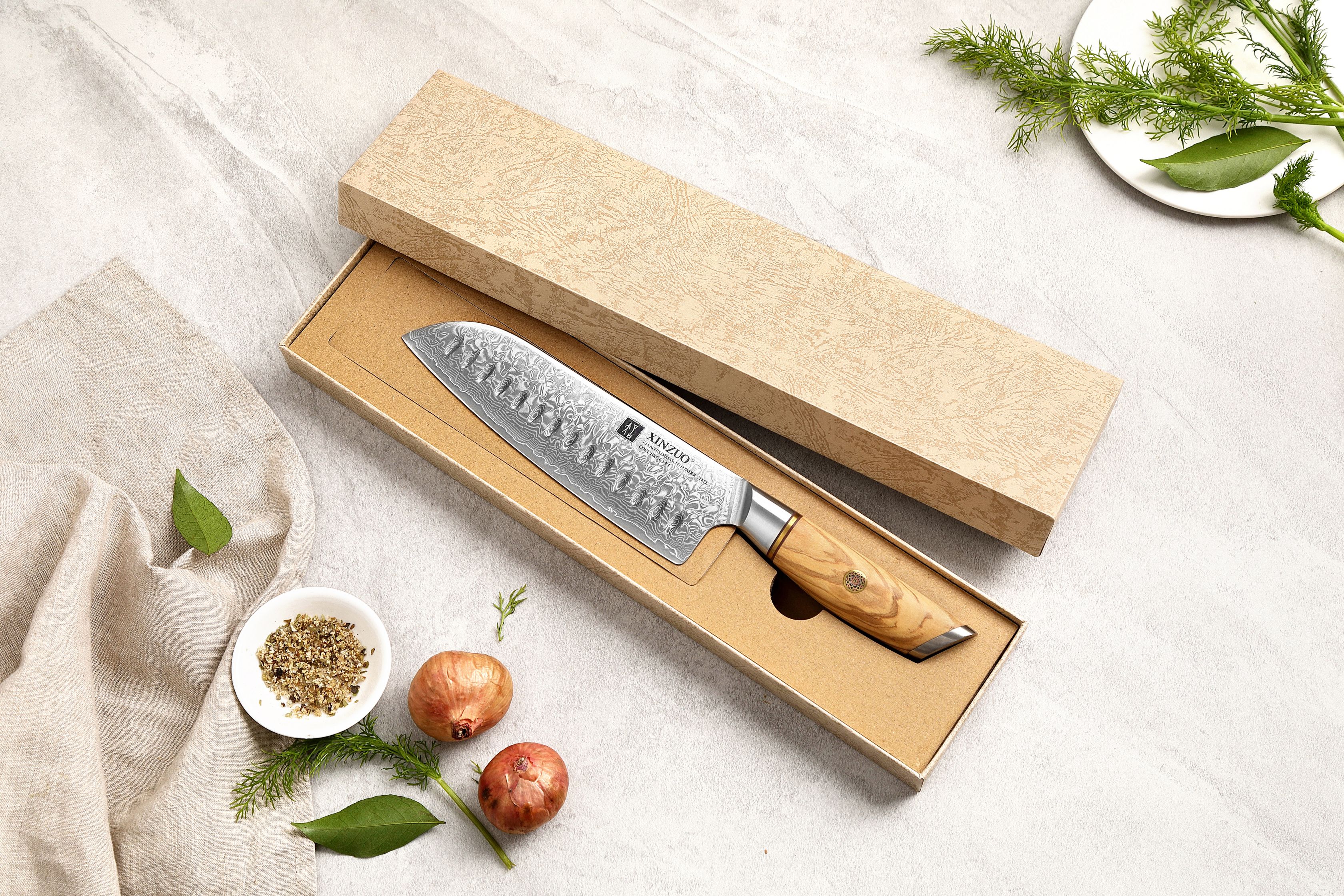 Nóż Santoku XinZuo Lan B37 zapakowany został w eleganckie pudełko prezentowe