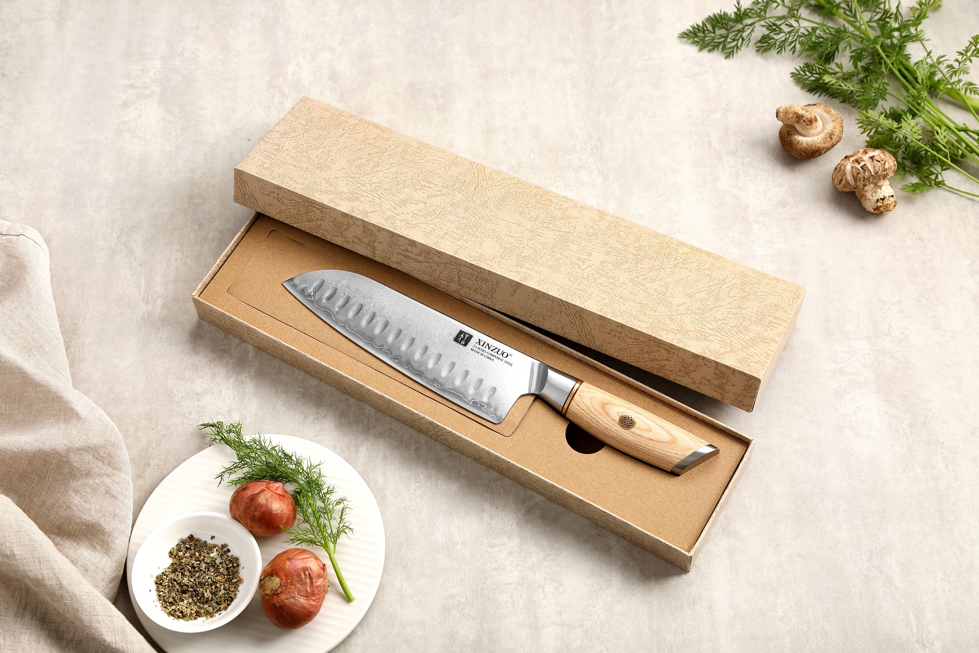 Nóż Santoku XinZuo Lan B37S zapakowany został w eleganckie pudełko prezentowe