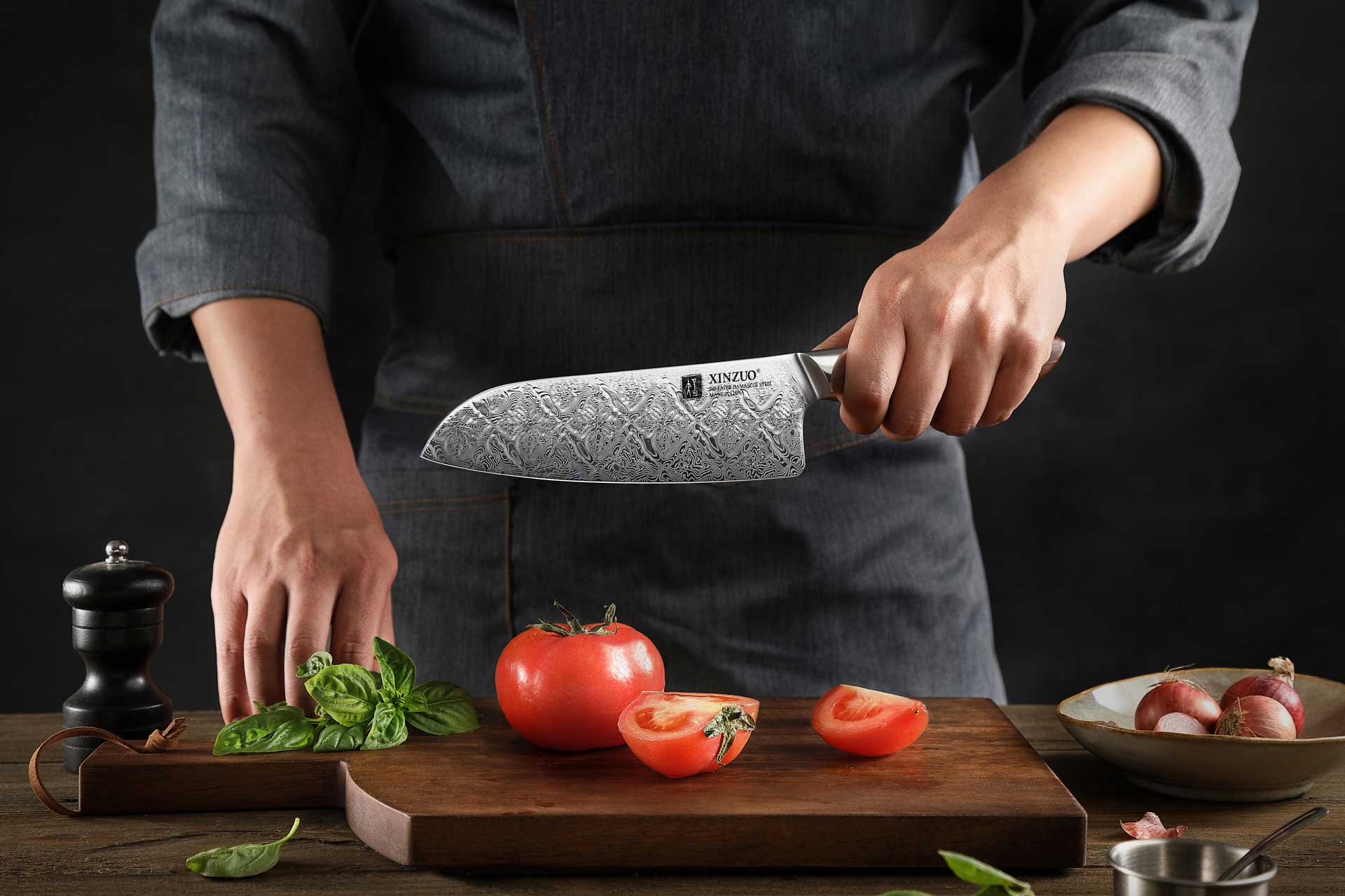 Nóż Santoku XinZuo Jiang B46D w ręce