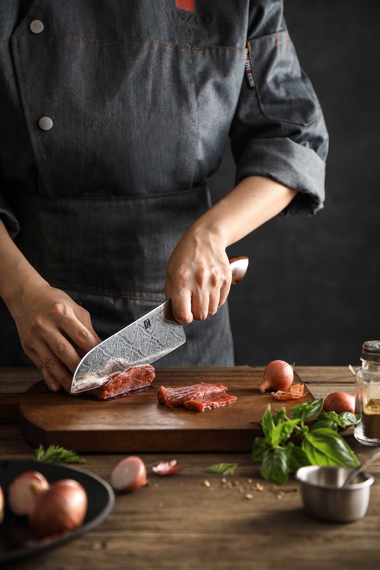 Nóż Santoku XinZuo Jiang B46D prezentacja krojenia nożem