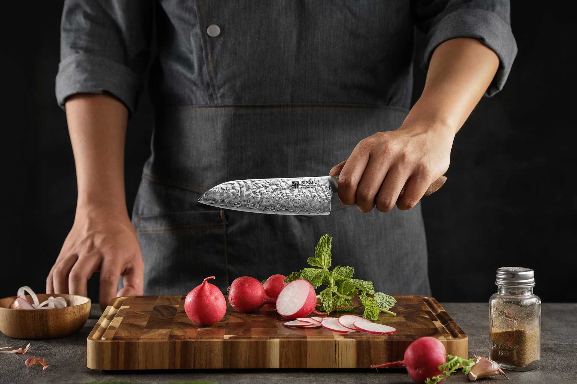 Mały nóż Santoku XinZuo Jiang B46W w ręce