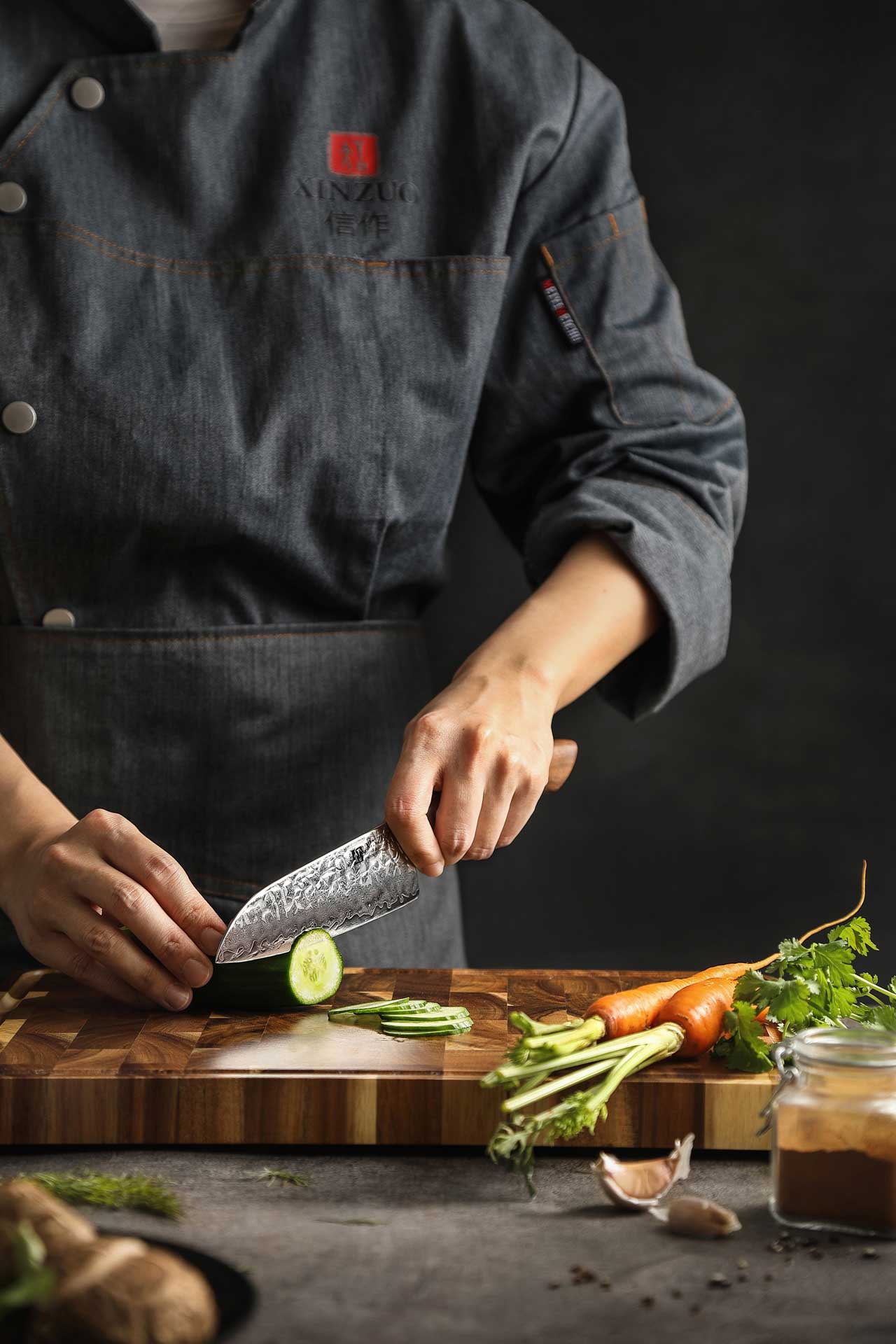 Mały nóż Santoku XinZuo Jiang B46W prezentacja krojenia nożem