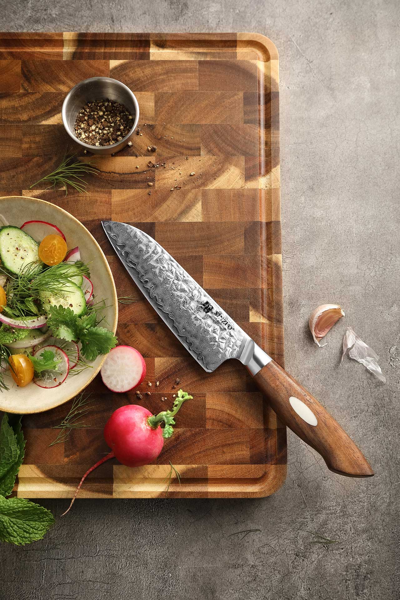 Mały nóż santoku XinZuo Jiang B46W na desce do krojenia