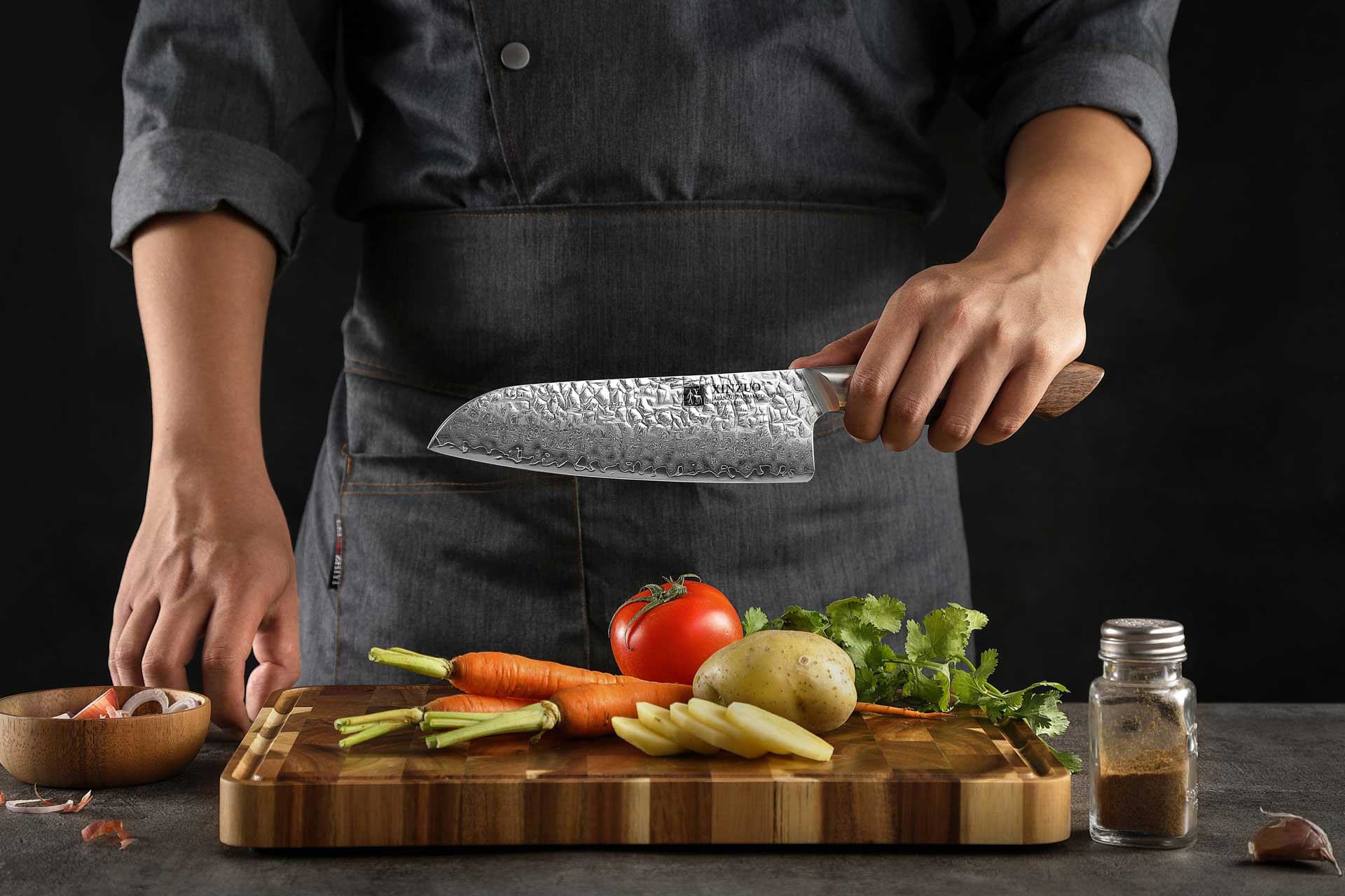 Nóż Santoku XinZuo Jiang B46W w ręce