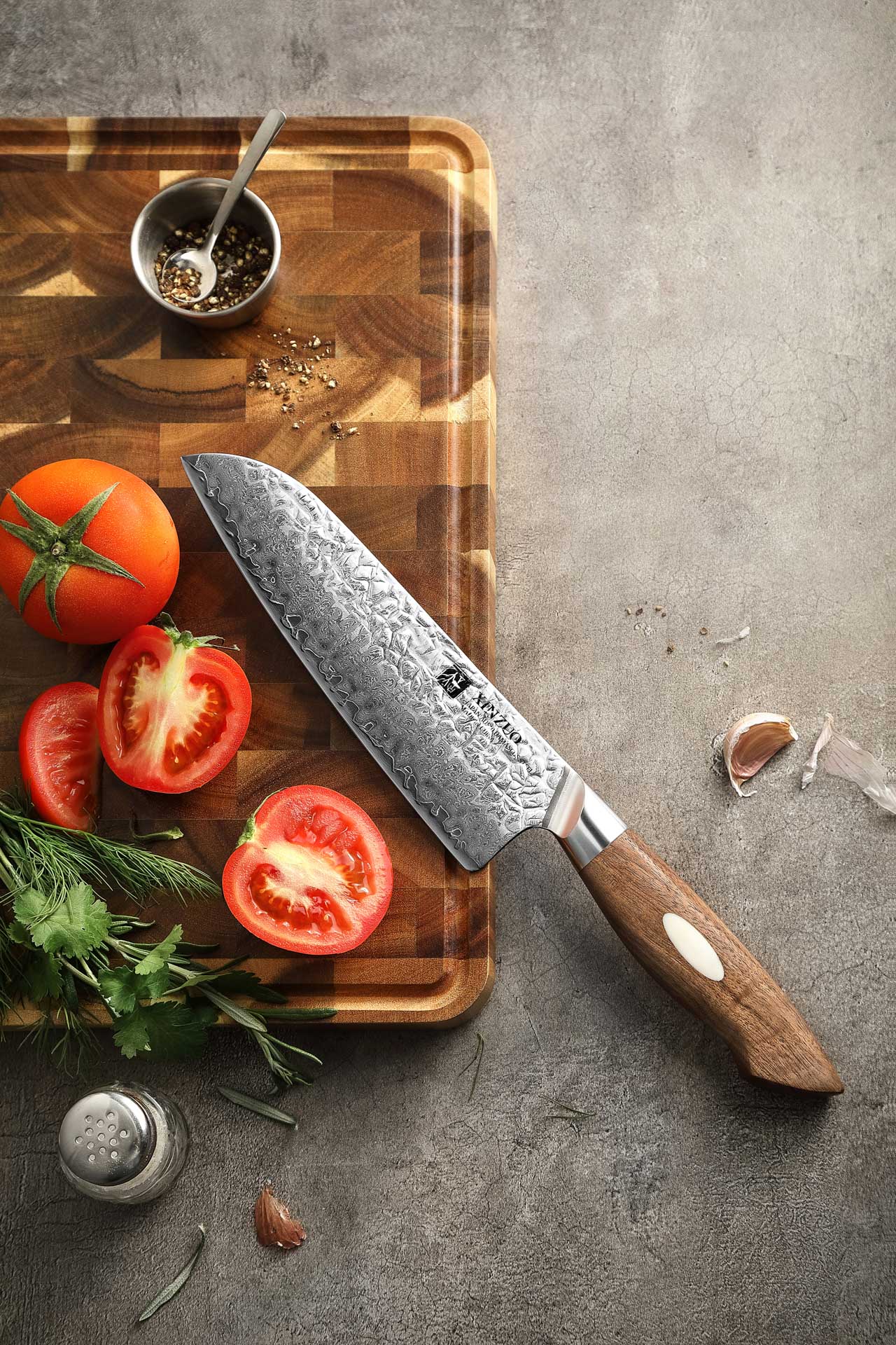 Nóż santoku XinZuo Jiang B46W na desce do krojenia