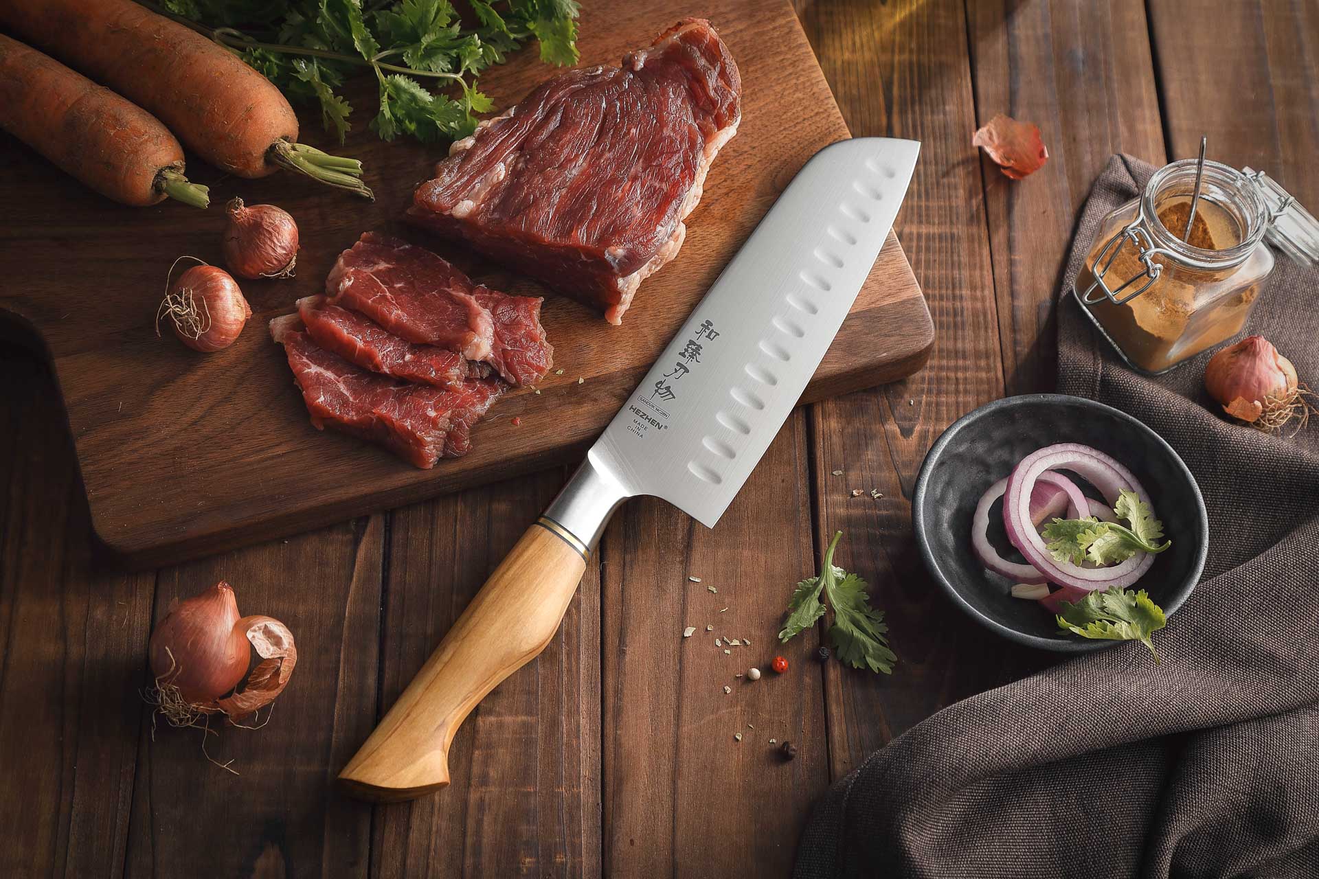 Nóż Santoku HEZHEN Master B30S na desce do krojenia